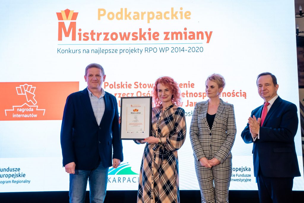 Od prawej stoją: marszałek Władysław Ortyl, dyrektor Wioletta Rejman oraz kobieta trzymajaca dyplom i mężczyzna - oboje są przedstawicielami Stowarzyszenia na rzecz Osób z Niepełnosprawnością Intelektualną